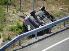 Автомобил се обърна по таван на автомагистрала "Струма" край Благоевград