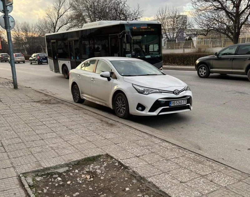 Читател: Кметица нарушава закон. Тя: Няма паркоместа в района