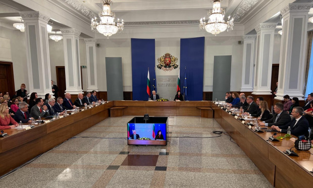 TD В Гранитна зала на Министерския съвет са министър председателят Николай Денков и вицепремиерът