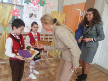Екипът на ДГ № 7 "Буратино" в Казанлък посрещна тържествено своя нов директор