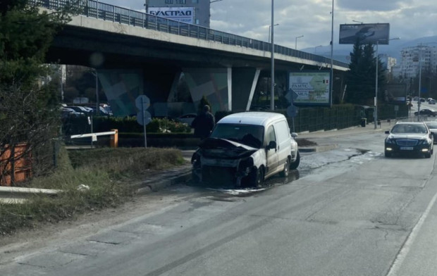 Автомобил горя в столицата