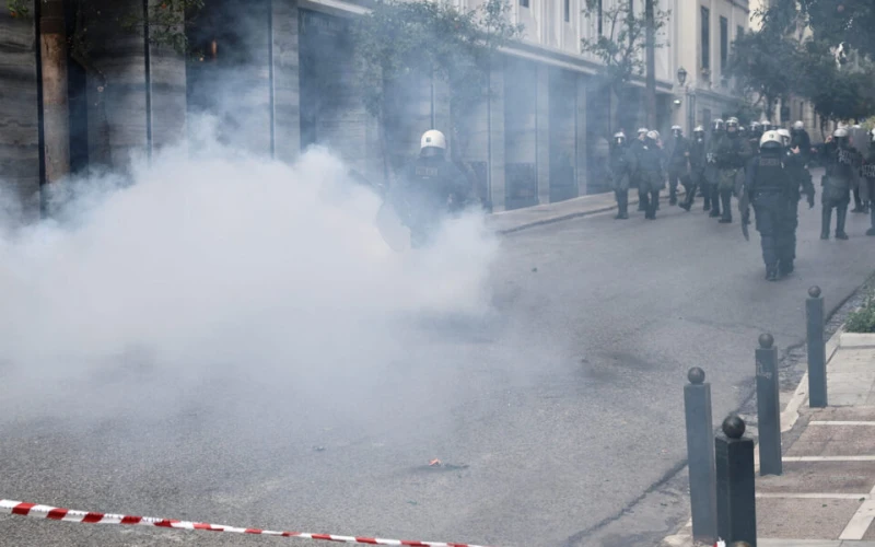 Коктейли "Молотов" и сълзотворен газ: Студентските протести в Гърция прераснаха в сблъсъци с полицията