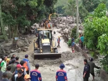 Най-малко 10 души загинаха, други 10 са изчезнали при наводнения и свлачища в Индонезия