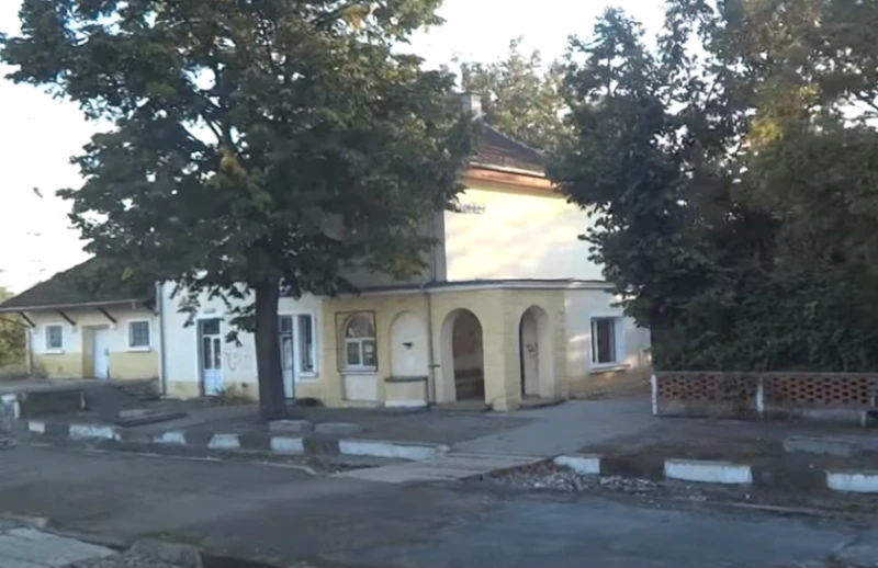 Мъж с качулка и маска е излял киселина върху лицето на общинска служителка