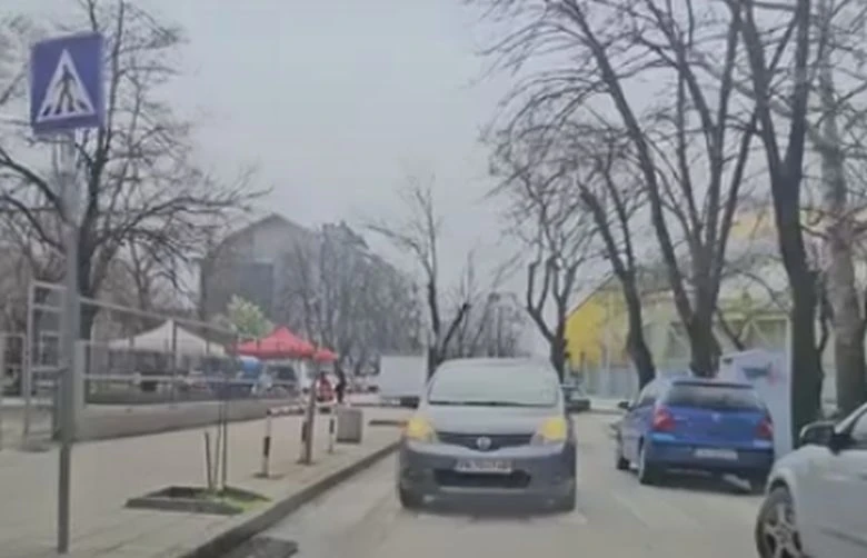 Шофьорка се ядосва и псува, гази закона в еднопосочна улица