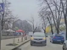 Шофьорка се ядосва и псува, гази закона в еднопосочна улица