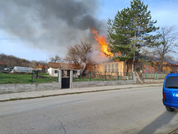 Пожар в училище ОУ Христо Ботев в село Езерово, област