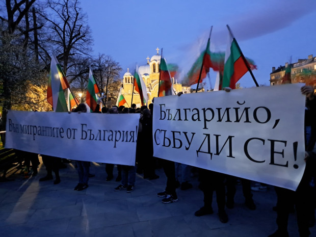 Над 400 граждани протестират пред Министерството на вътрешните работи заради зачестилите