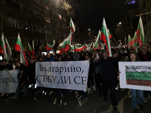 Стотици български граждани тръгнаха на шествие от градинката на църквата