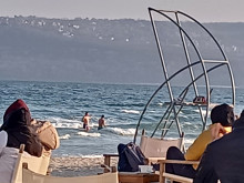 Смелчаци се изкъпаха в мартенското море на Варна