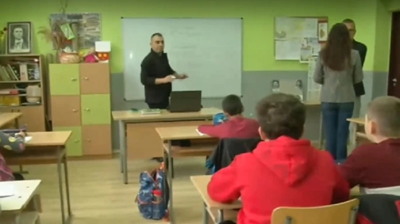 Училището в Дебнево тотално забрани мобилните телефони