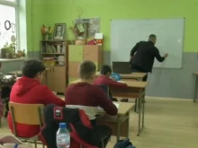 В това българско училище забраниха напълно телефоните в клас