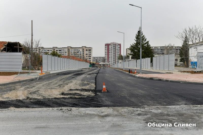 Започна асфалтирането на новата улица между булевардите "Бургаско шосе" и "Хаджи Димитър"