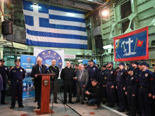 Дендиас посети гръцката фрегата от мисията в Червено море