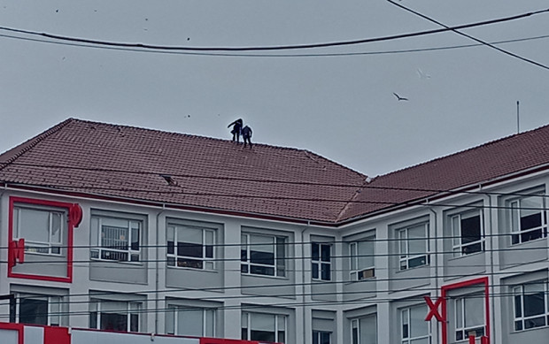 Вижте, вижте – снимат някакъв филм на покрива! Това коментират