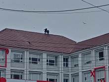 Вижте какво става на покрива на училище във Варна