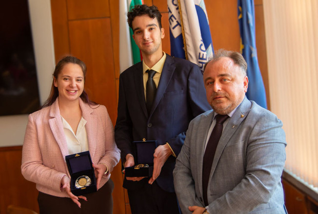 Двама студенти с номинацията "Студент на годината" получиха награди от ректора на ТУ – Варна