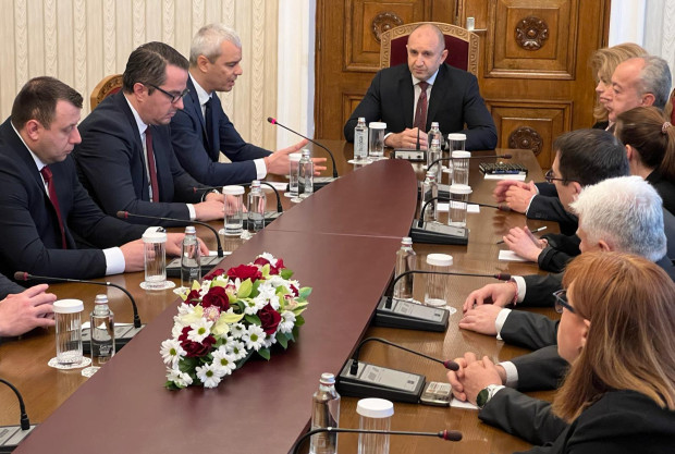 Президентът Радев и лидерът на Възраждане Костадин Костадинов влязоха в