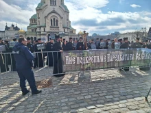 Протест и контрапротест пред Синода, докато избира нов Сливенски митрополит