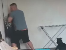 Мъж бие жена си, докато дъщеря им снимка видео, бабата го пусна в мрежата