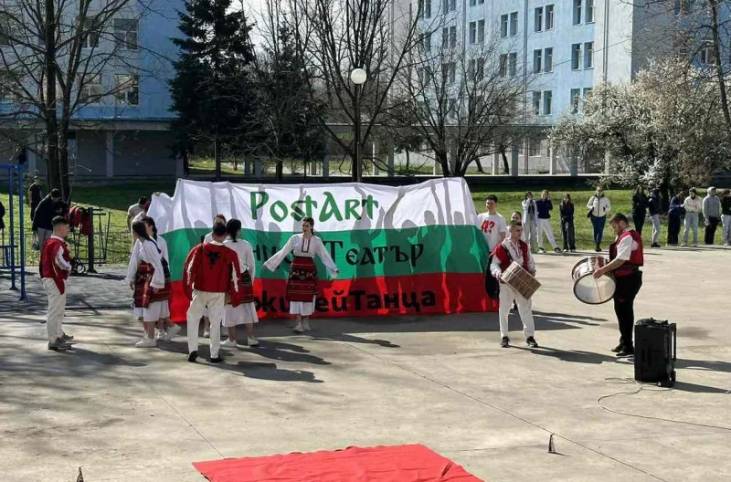 Емоционална покана за бал в Пловдив, почти цялото училище се хвана на хорото