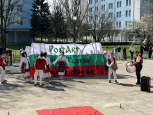 Емоционална покана за бал в Пловдив, почти цялото училище се хвана на хорото