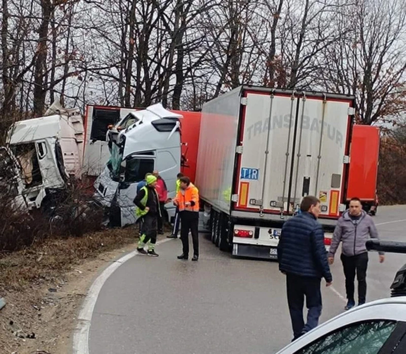 Два товарни автомобила се сблъскаха край село Черна Места, има пострадал