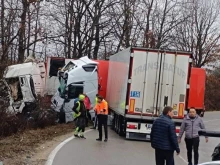 Два товарни автомобила се сблъскаха край село Черна Места, има пострадал