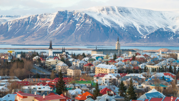 Исландия, страна на ледници, гейзери и спиращи дъха пейзажи, се