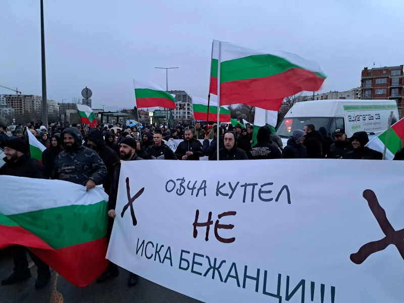 Дъждът не ги спря: Стотици на нов протест срещу мигрантите в София