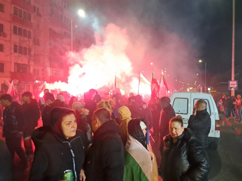 Високо напрежение: Факли и бомбички на протеста срещу мигрантите в София