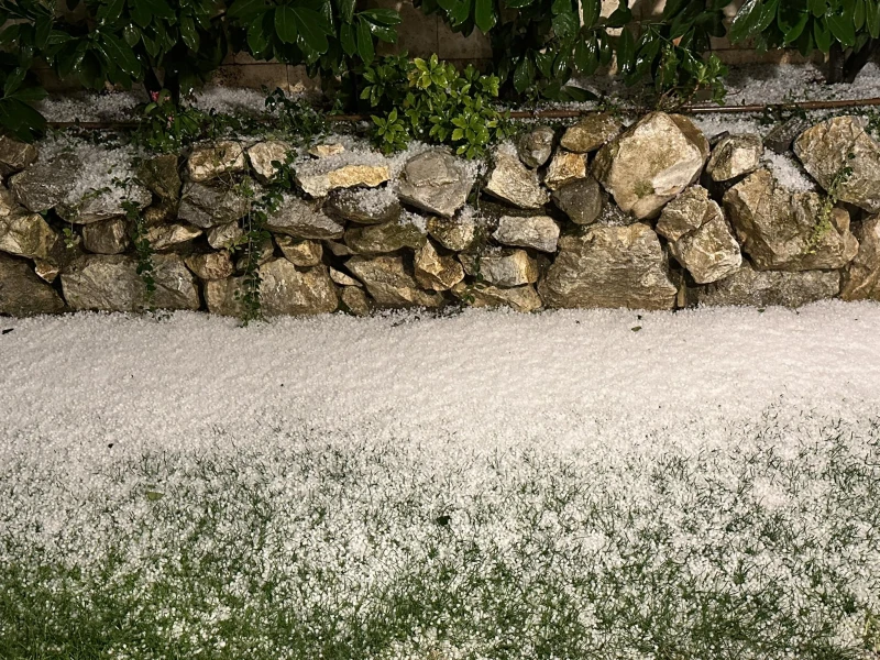 Вижте кадри от Куклен след страшната градушка