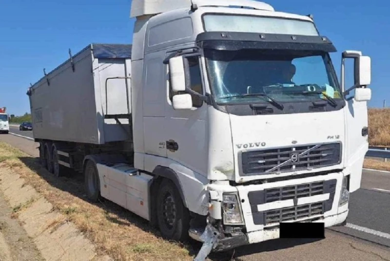 Катастрофа на АМ "Тракия"! Блъснали са се автобус и камион