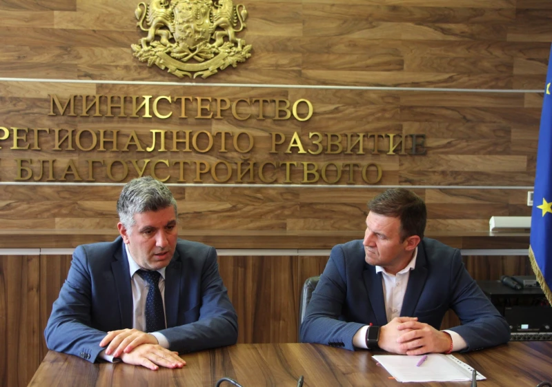 Кметът на Хасково Станислав Дечев и регионалният министър Андрей Цеков подписаха Споразумение за ремонт на читалище "Заря"