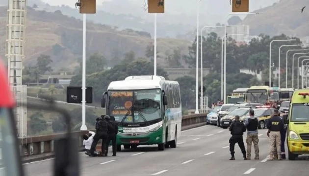 Мъж откри стрелба и отвлече автобус със 17 пътници в Рио де Жанейро
