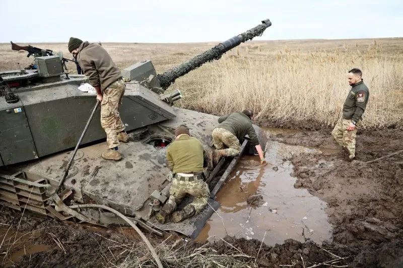 Британските танкове Challenger 2 се "давят" в калта по полетата на Запорожка област и не могат да демонстрират мощта си