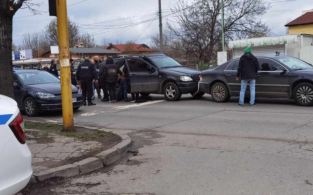 Два автомобила се удариха на столичния булевард "Сливница" след гонка