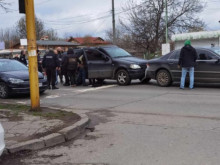 Два автомобила се удариха на столичния булевард "Сливница" след гонка