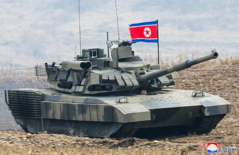 Ким Чен Ун "кара" нов танк по време на учебен бой