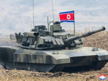 Ким Чен Ун "кара" нов танк по време на учебен бой