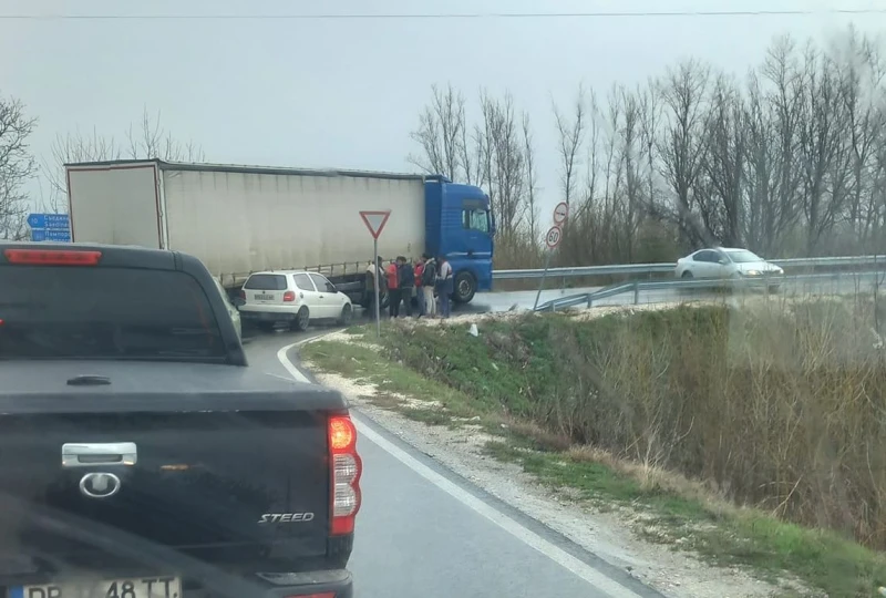 Удар между камион и две коли до Пловдив