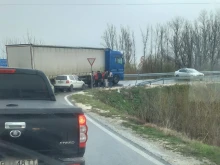 Удар между камион и две коли до Пловдив
