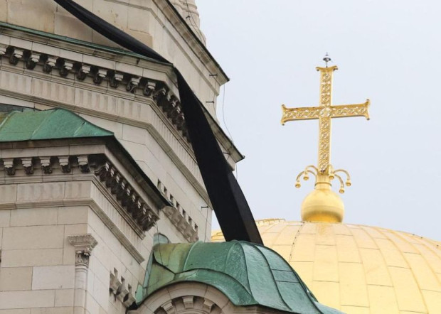 Траурно биха камбаните на патриаршеската катедрала Свети Александър Невски, където