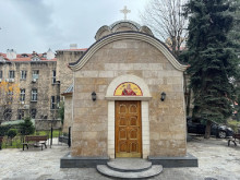 Миряните се прекланят пред патриарха в църквата "Света Марина"
