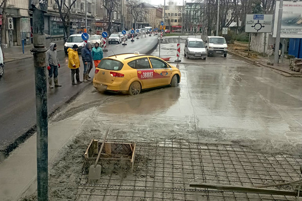 Такси е нагазило в прясно положен бетон пред ЖП гарата