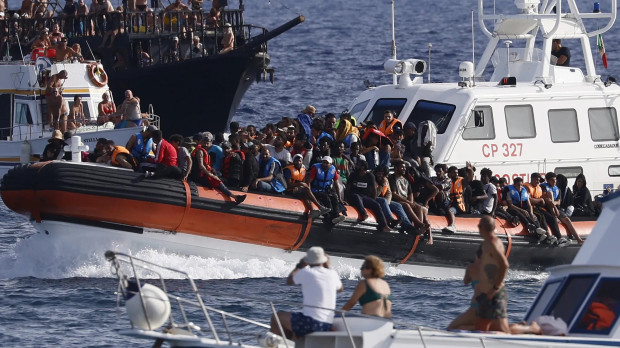 Десетки мигранти достигнаха до гръцки остров, трафикантите търсят нови маршрути 