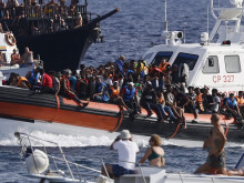 Десетки мигранти достигнаха до гръцки остров, трафикантите търсят нови маршрути 