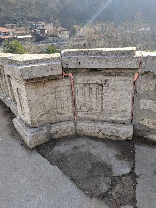 Куриоз: Вместо със строителни материали, в Търново ремонтираха мост с монтажна пяна