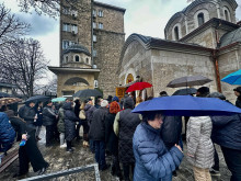 Десетки хора се поклониха пред тленните останки на патриарха