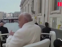 Силен вятър отнесе папската шапка от главата на Франциск